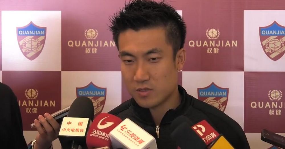 黎漾从反光镜里看到数道车灯，紧追其后。